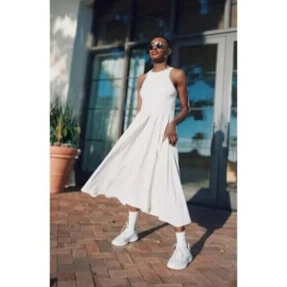 Elegant White Sleeveless Dress - Picture 14 of 16